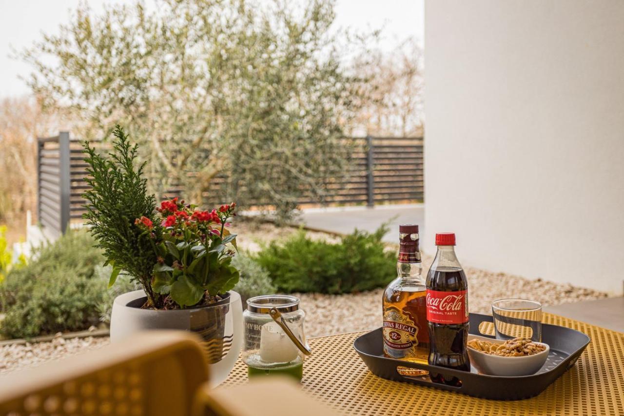 Apartments Bijou With Big Private Garden Near Umag Vilanija Exteriér fotografie