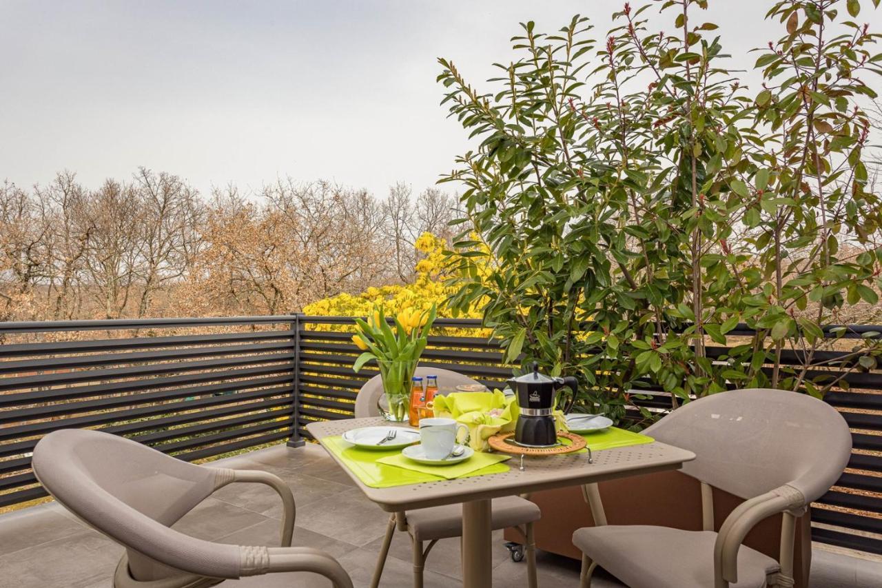 Apartments Bijou With Big Private Garden Near Umag Vilanija Exteriér fotografie